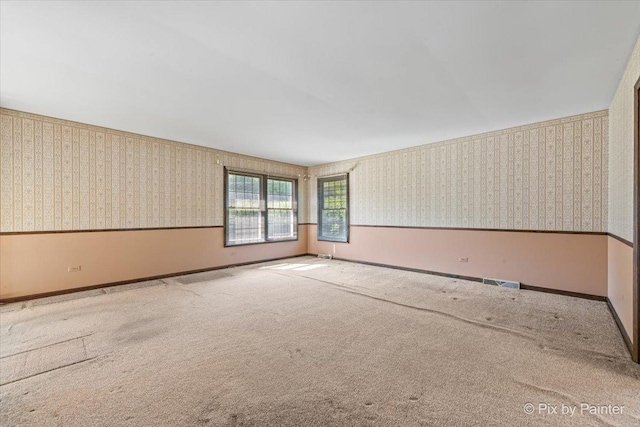 6704 Cypress Ct, Crystal Lake, IL 60012 - empty room featuring wallpapered walls, baseboards, and carpet flooring