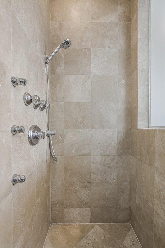 828 N California Ave Unit 3, Chicago, IL 60622 - bathroom with tiled shower