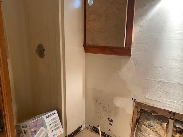 1013 Guion St, Ottawa, IL 61350 - view of bathroom