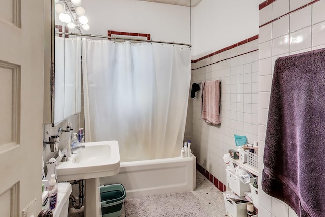 5357 N Wayne Ave, Chicago, IL 60640 - full bathroom featuring tile walls, shower / tub combo, and a sink