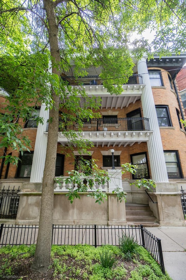5707 S Blackstone Ave Unit 2, Chicago, IL 60637 - view of building exterior featuring a fenced front yard