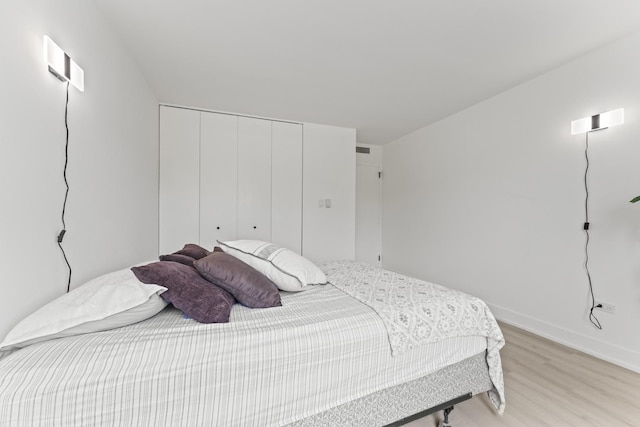141 N La Grange Rd Unit 303, La Grange, IL 60525 - bedroom featuring light wood-style flooring, a closet, and baseboards