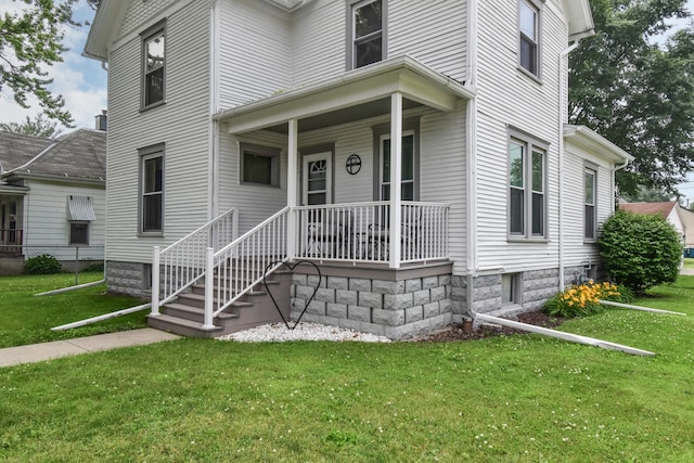 904 E Madison St, Pontiac, IL 61764 - view of front of home featuring covered porch and a front yard