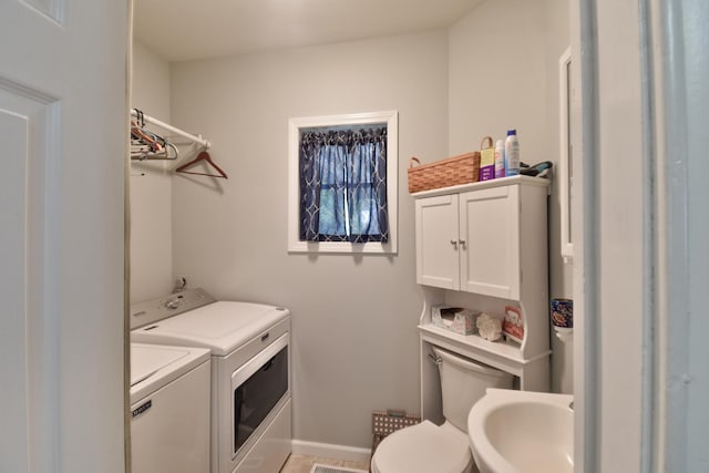 904 E Madison St, Pontiac, IL 61764 - laundry room featuring washer and clothes dryer and baseboards