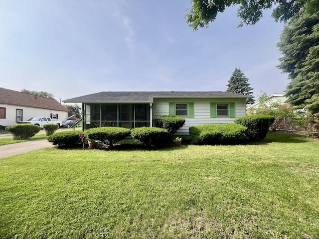 1405 W Beech St, Urbana, IL 61801 - view of front facade with a sunroom and a front yard