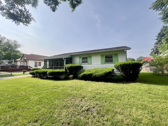 1405 W Beech St, Urbana, IL 61801 - ranch-style house with a front lawn and a sunroom