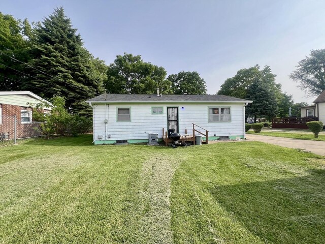 1405 W Beech St, Urbana, IL 61801 - rear view of house featuring cooling unit and a lawn