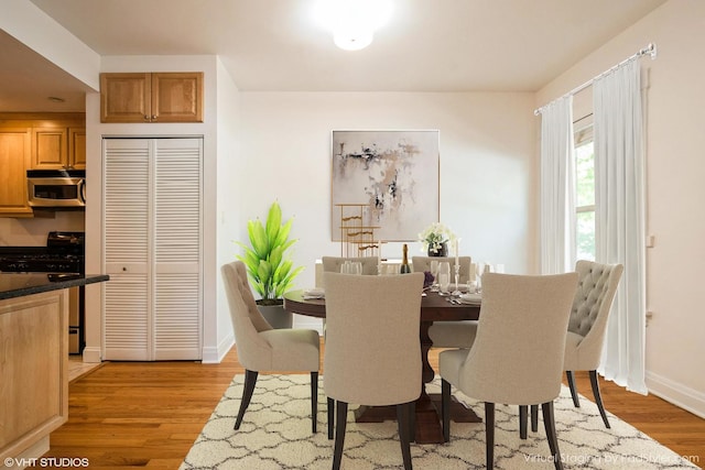 4148 N Clarendon Ave Unit 102, Chicago, IL 60613 - dining space featuring light wood-style flooring and baseboards