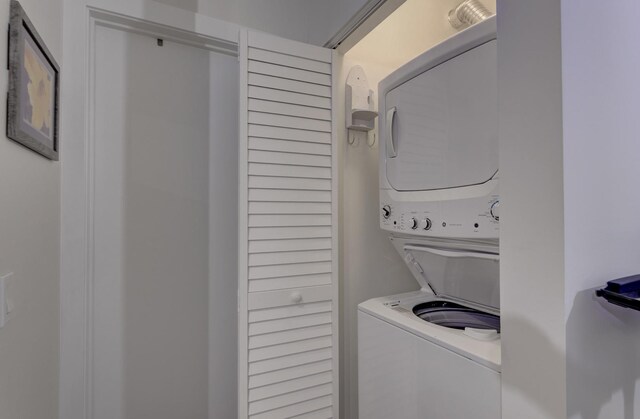 125 S Green St Unit 705A, Chicago, IL 60607 - laundry area with stacked washing machine and dryer