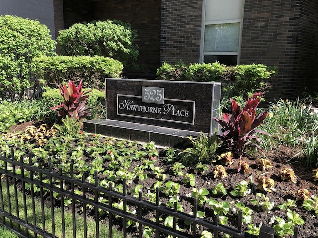 525 W Hawthorne Pl Unit 2701, Chicago, IL 60657 - view of community sign
