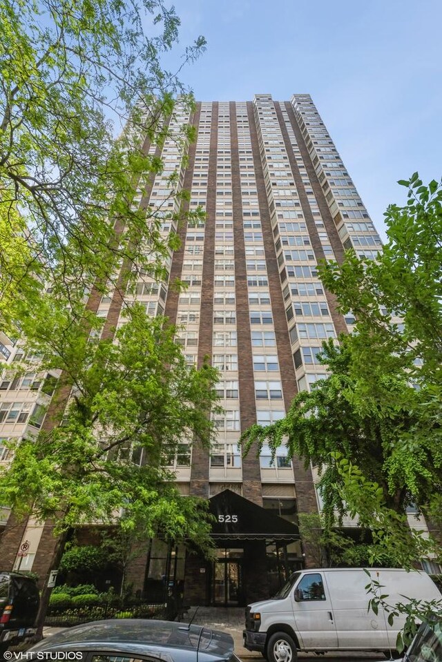 525 W Hawthorne Pl Unit 2701, Chicago, IL 60657 - view of apartment building / complex