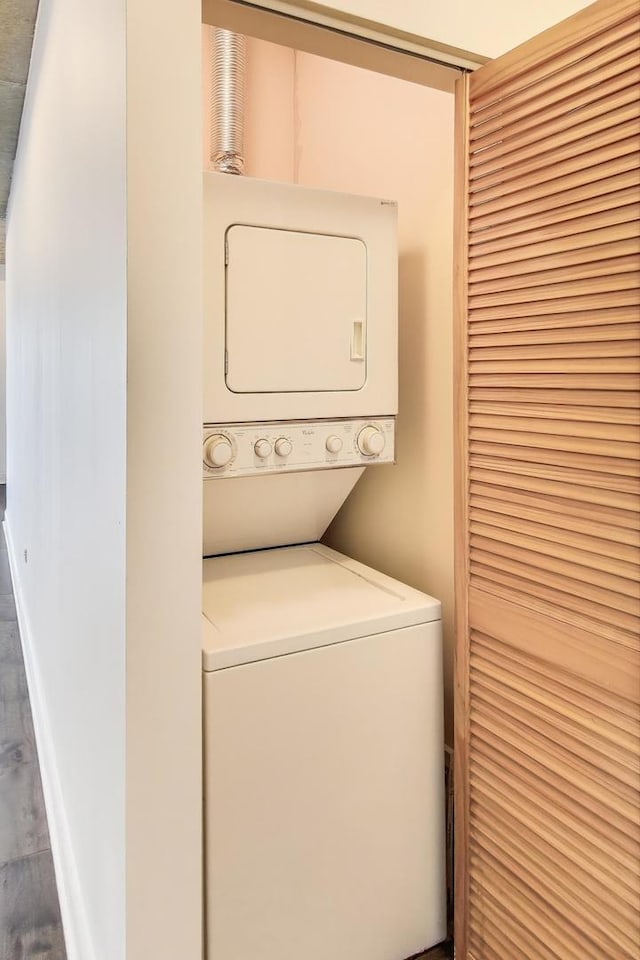 700 W Van Buren St Unit 1301, Chicago, IL 60607 - laundry room featuring estacked washer and dryer and wood finished floors
