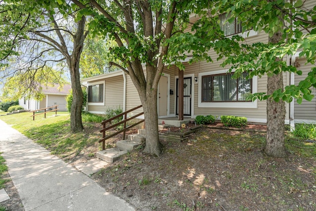 2265 Windsor Ln, Country Club Hills, IL 60478 - view of front facade featuring a front lawn