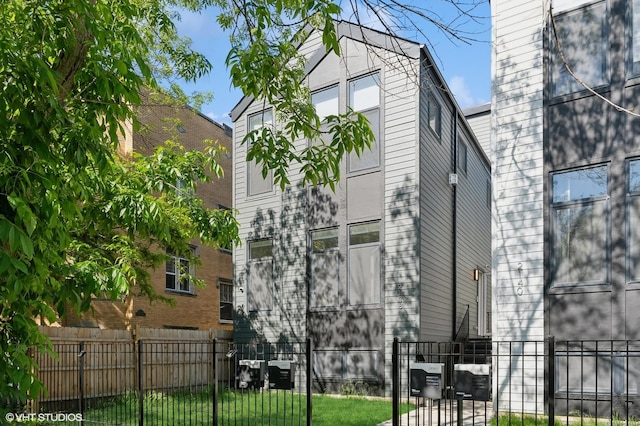 2138 N Sawyer Ave Unit 2, Chicago, IL 60647 - view of property with a fenced front yard