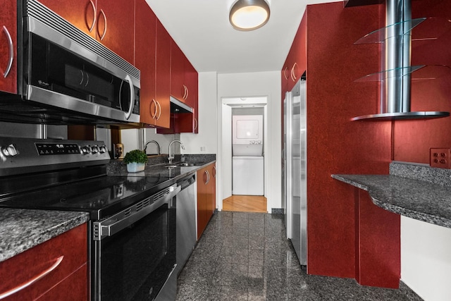 4170 N Marine Dr Unit 6L, Chicago, IL 60613 - kitchen featuring stacked washer / dryer, stainless steel appliances, granite tiled floors, and a sink