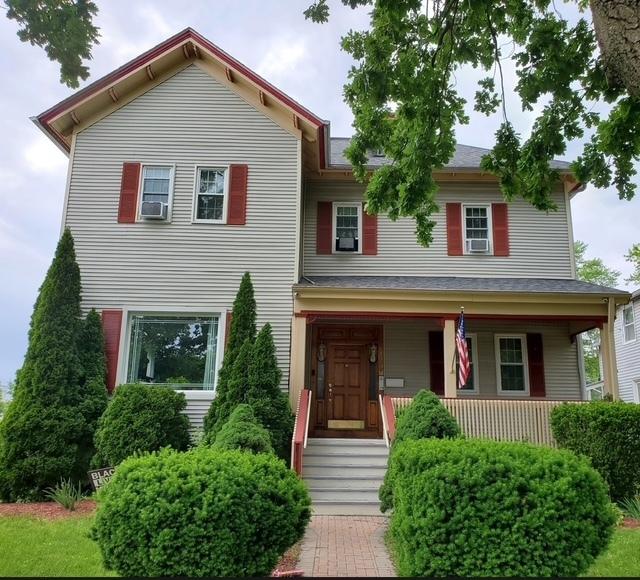 view of front of property featuring a porch