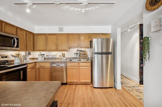 5854 N Kenmore Ave Unit 4F, Chicago, IL 60660 - kitchen with appliances with stainless steel finishes, a sink, light wood-style flooring, and baseboards