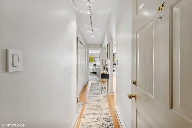 5854 N Kenmore Ave Unit 4F, Chicago, IL 60660 - hall with light wood-style floors and baseboards