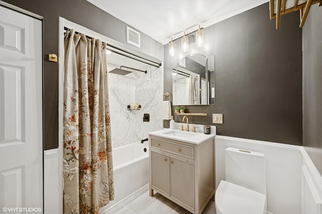 5854 N Kenmore Ave Unit 4F, Chicago, IL 60660 - bathroom featuring shower / tub combo, vanity, and toilet