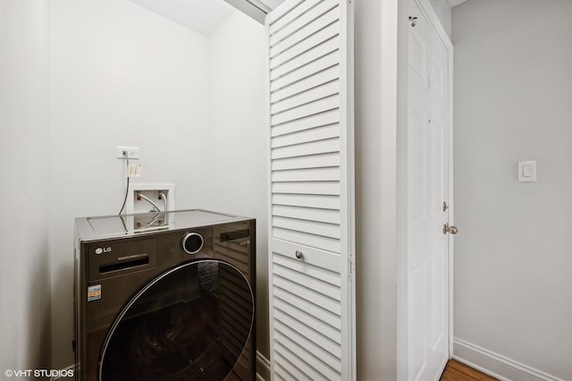 5854 N Kenmore Ave Unit 4F, Chicago, IL 60660 - laundry area featuring washer / dryer, baseboards, and wood finished floors