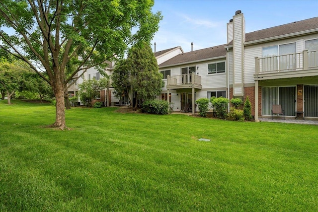 1300 Woodside Ct Unit B2, Schaumburg, IL 60193 - view of grassy yard with a balcony