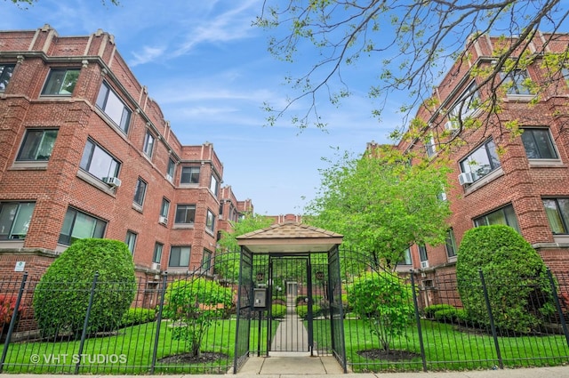 932 W Sunnyside Ave Unit 3C, Chicago, IL 60640 - view of home's community featuring a gate