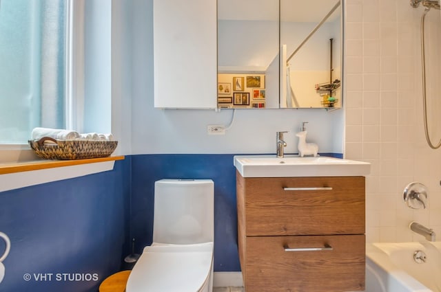 932 W Sunnyside Ave Unit 3C, Chicago, IL 60640 - bathroom featuring vanity, toilet, and  shower combination