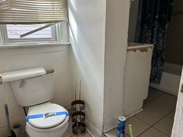 6812 S Hermitage Ave, Chicago, IL 60636 - full bath with toilet, tile patterned floors, and shower / bath combination with curtain