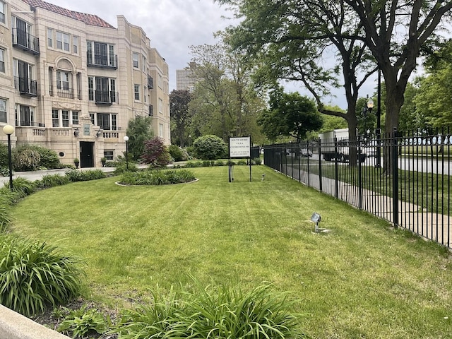 6832 S S Shore Dr Unit 1, Chicago, IL 60649 - view of yard