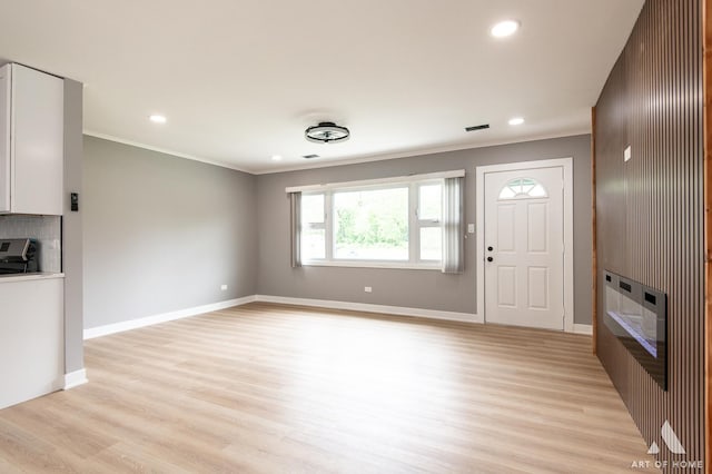 16568 Plainview Dr, Markham, IL 60428 - unfurnished living room featuring crown molding, light wood finished floors, recessed lighting, and baseboards
