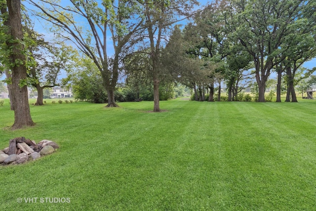 2309 N Riverside Dr, Mchenry, IL 60051 - view of green lawn