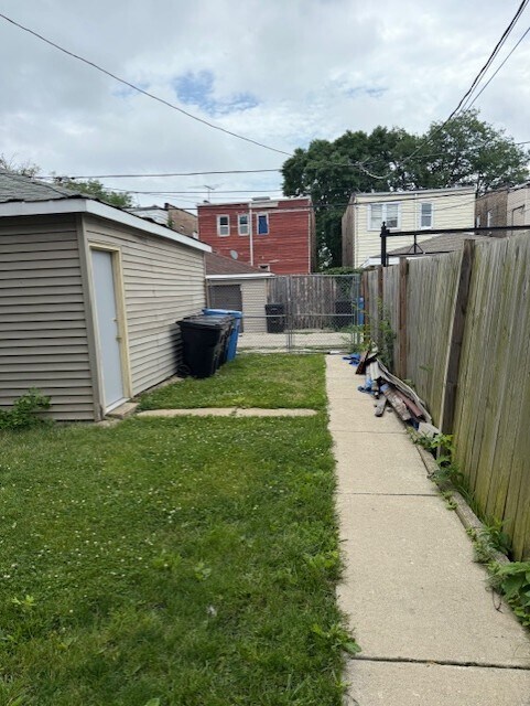 1723 N Monitor Ave, Chicago, IL 60639 - view of yard with a shed