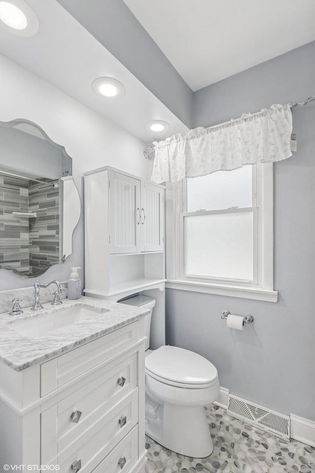 265 W Adams St, Elmhurst, IL 60126 - bathroom featuring vanity, toilet, baseboards, and recessed lighting