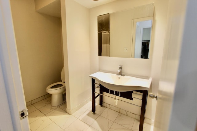 10 Old Oak Dr Unit 103, Buffalo Grove, IL 60089 - bathroom with toilet, marble finish floors, a sink, baseboards, and a shower with curtain