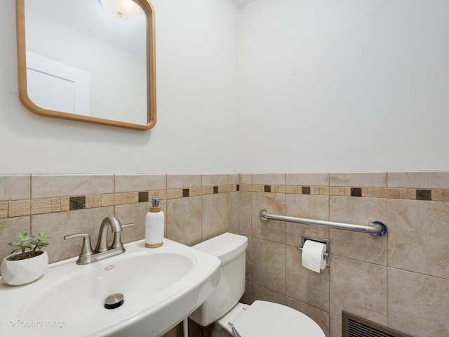 4048 W 105th St, Oak Lawn, IL 60453 - half bathroom with tile walls
