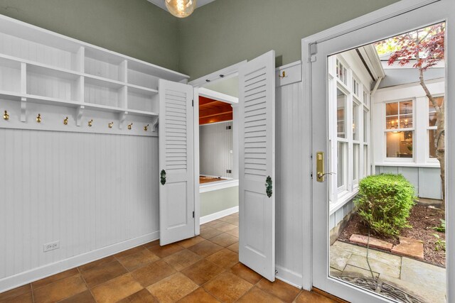 710 Longwood Dr, Lake Forest, IL 60045 - mudroom featuring baseboards
