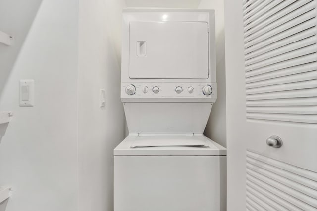 1110 W 15th St Unit 114, Chicago, IL 60608 - laundry room with stacked washer / dryer