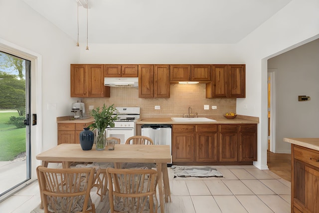 611 Kingsbridge Dr, Carol Stream, IL 60188 - kitchen with under cabinet range hood, gas range gas stove, a sink, dishwasher, and backsplash