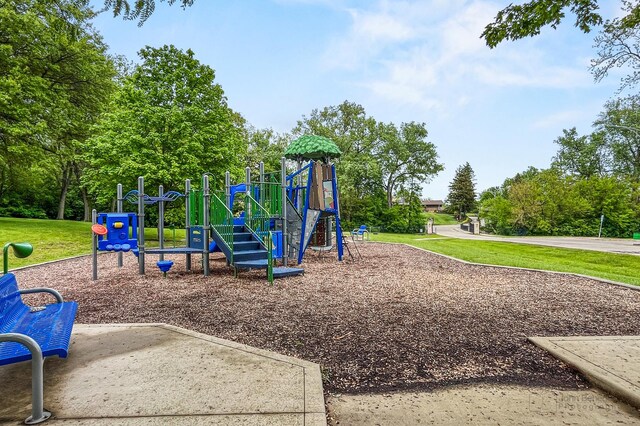 870 N Auburn Woods Dr, Palatine, IL 60067 - community playground featuring a yard
