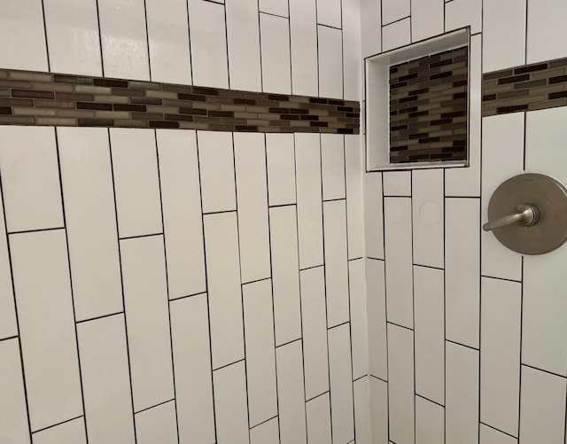 828 Graceland Ave Unit 404, Des Plaines, IL 60016 - detailed view of a tile shower and a package area