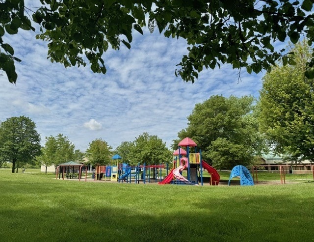 828 Graceland Ave Unit 404, Des Plaines, IL 60016 - community play area with a lawn and a gazebo