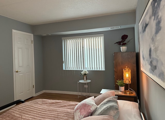 828 Graceland Ave Unit 404, Des Plaines, IL 60016 - living area featuring baseboards and wood finished floors