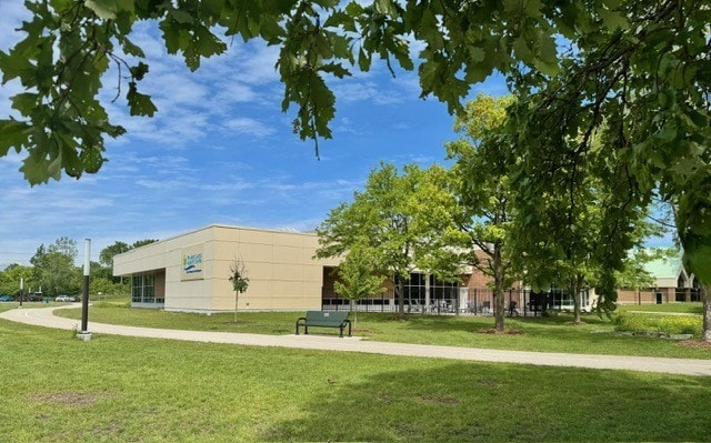828 Graceland Ave Unit 404, Des Plaines, IL 60016 - surrounding community with a yard