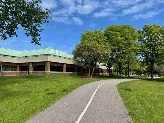 828 Graceland Ave Unit 404, Des Plaines, IL 60016 - view of community featuring a lawn