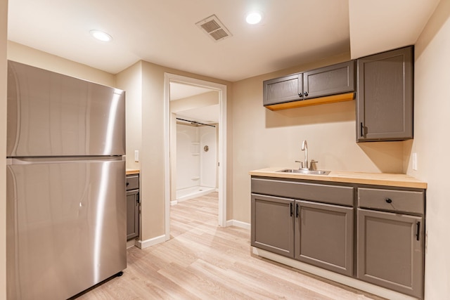1924 Prestwold Pl, Machesney Park, IL 61115 - kitchen featuring freestanding refrigerator, a sink, gray cabinets, light wood-type flooring, and recessed lighting