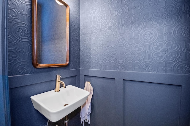 2906 Lincoln St, Evanston, IL 60201 - bathroom featuring a sink and a decorative wall