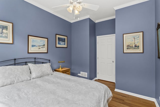 1237 W Farwell Ave Unit 2W, Chicago, IL 60626 - bedroom with wood finished floors, baseboards, crown molding, and a ceiling fan