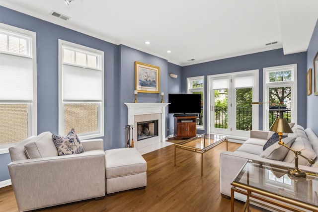 1237 W Farwell Ave Unit 2W, Chicago, IL 60626 - living area featuring wood finished floors, plenty of natural light, a fireplace with flush hearth, recessed lighting, and crown molding