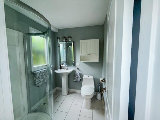 12533 S Iroquois Rd, Palos Park, IL 60464 - full bathroom featuring a shower stall, toilet, a sink, tile patterned floors, and baseboards