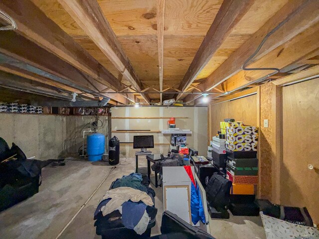 12533 S Iroquois Rd, Palos Park, IL 60464 - unfinished basement featuring a water pressure tank
